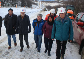 Ministro Fontaine inspecciona avance de construcción de piscina y pavimentación hacia Cueva del Milodón