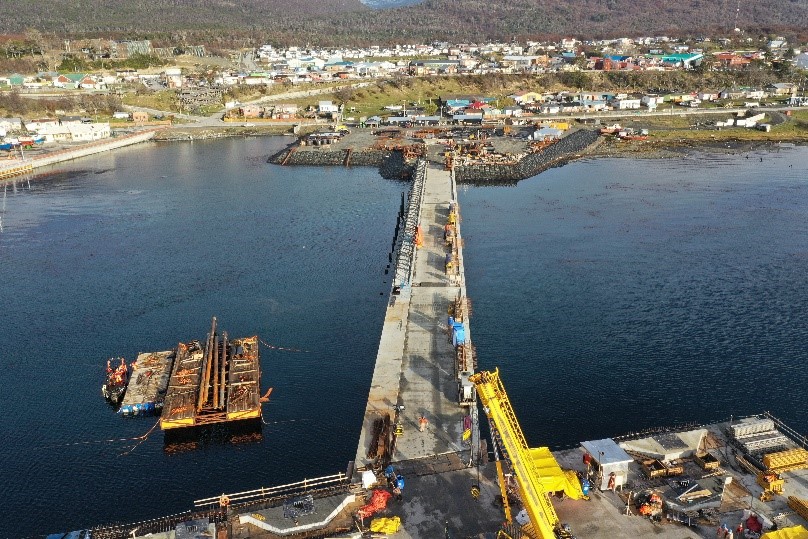 MOP avanza en dos emblemáticas obras de conectividad para Puerto Williams: Ampliación del terminal del Aeródromo y construcción de Muelle Multipropósito