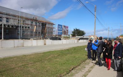 Intendente y directora nacional Arquitectura realizan visita inspectiva a obras de Hospital de Porvenir