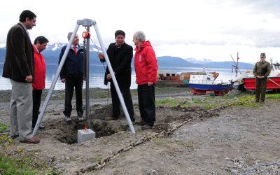 Con la colocación de la primera piedra comenzó la construcción de la caleta de Pescadores de Puerto Williams