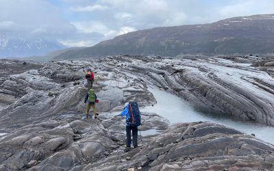 DGA Magallanes realiza mantención a estación meteorológica móvil en glaciar Tyndall