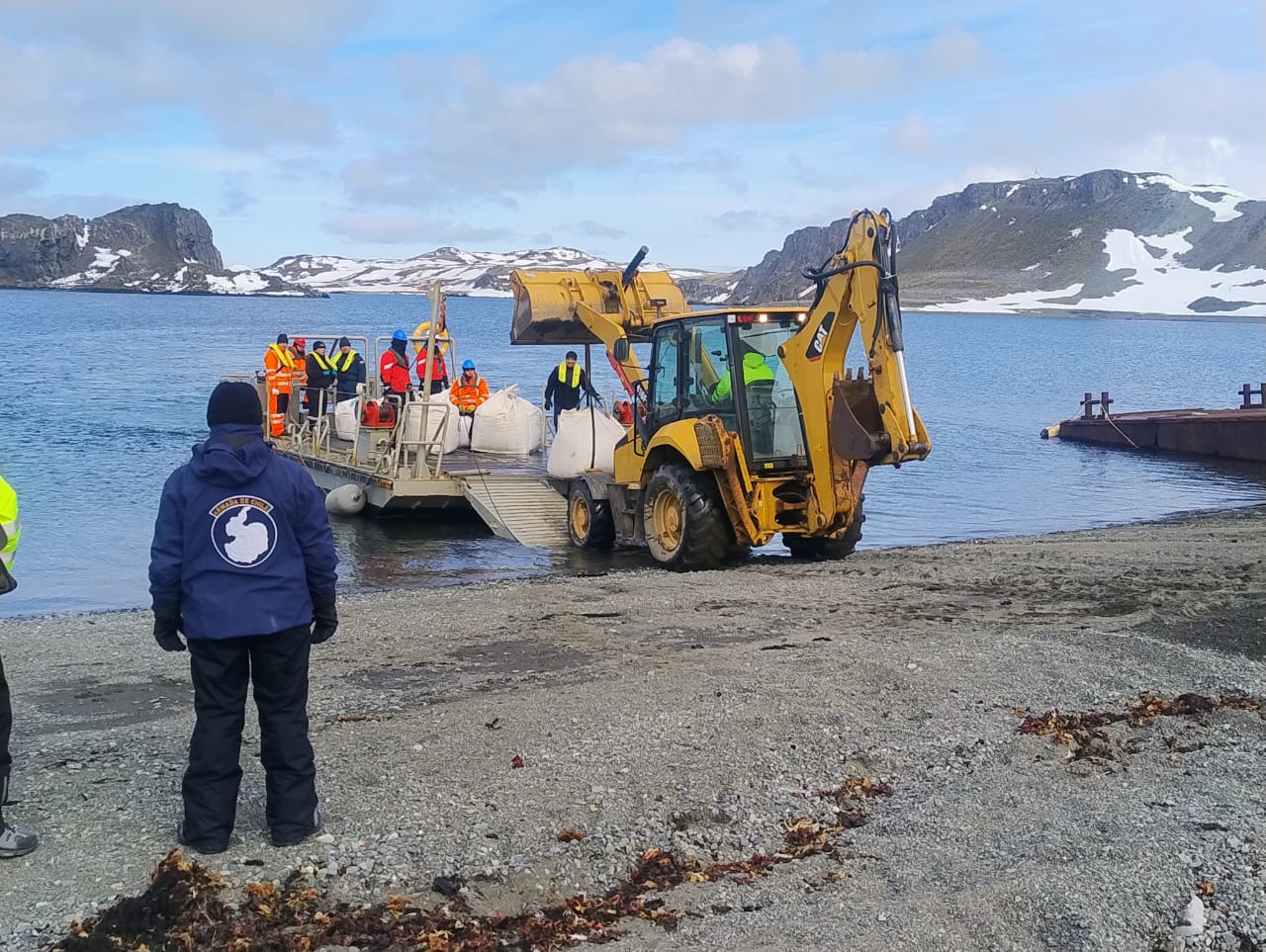 Obras portuarias en Bahía Fildes: se cierra primera temporada con avances logísticos y constructivos en la Antártica Chilena