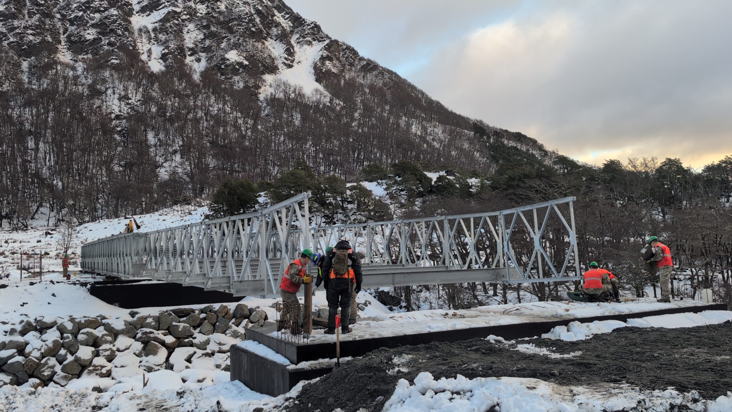 Camino Vicuña–Yendegaia concreta importante hito con instalación de puente modular