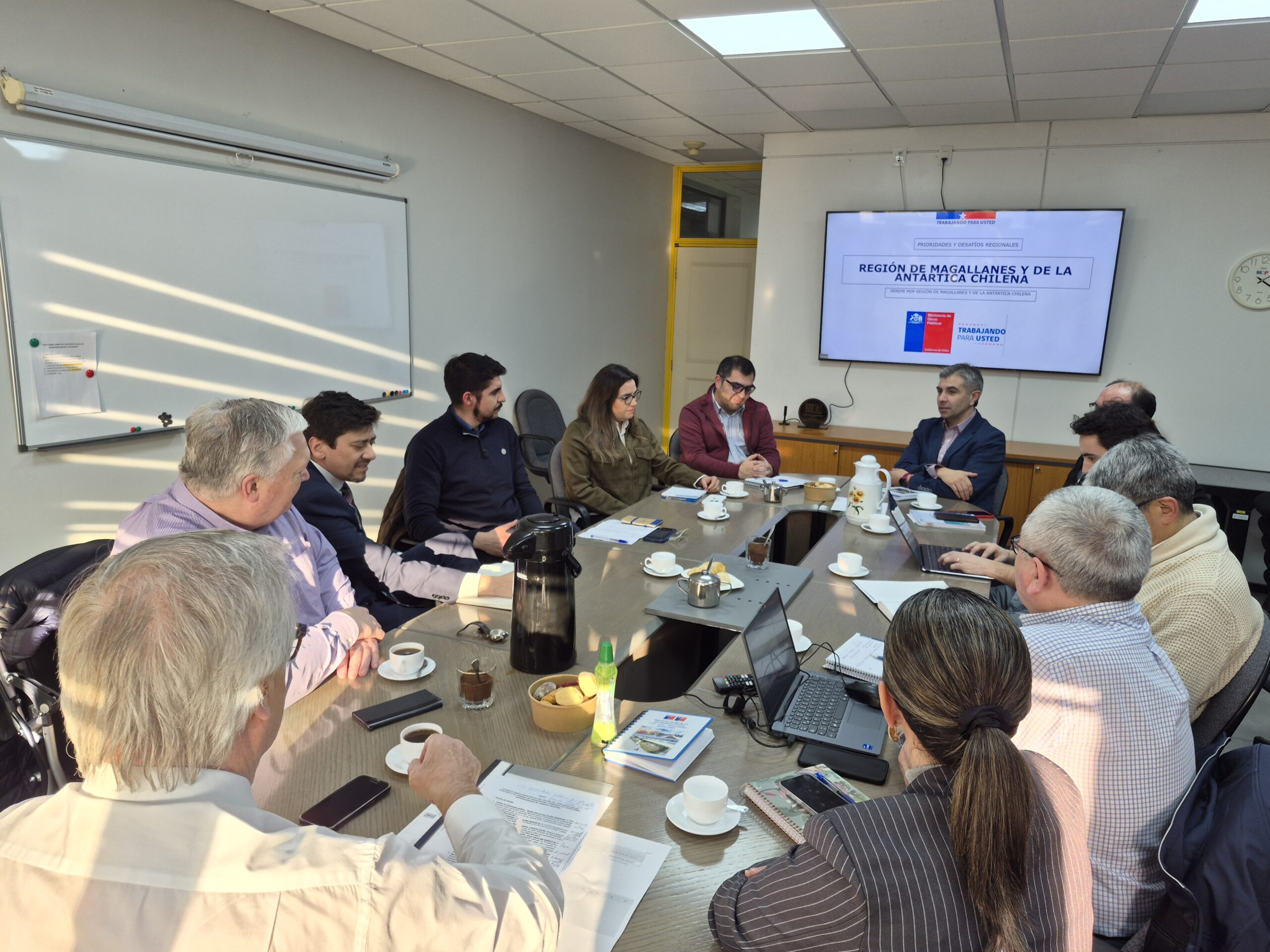 Seremi MOP Magallanes y directores regionales presentan cartera de proyectos al senador Alejandro Kusanovic